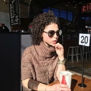 Meet your Posher, Caia